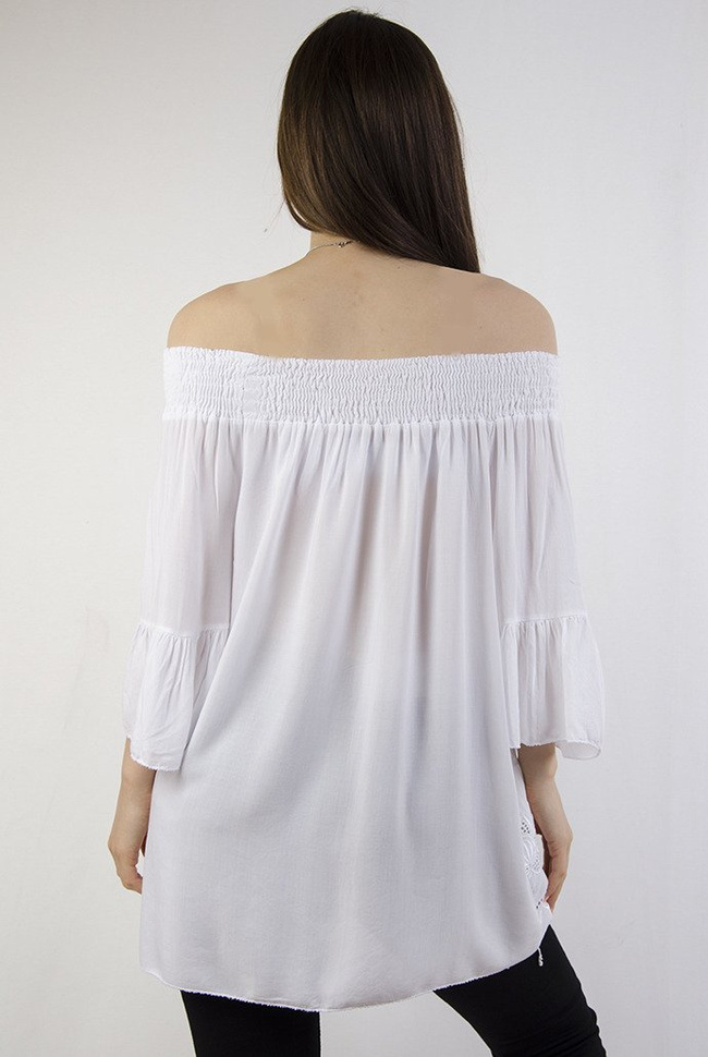 Biała bluzka z szerokim ściągaczem w dekolcie