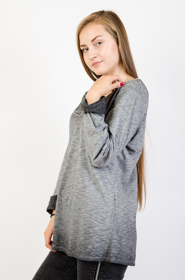 Szara bluzka z wycięciami w serek z koronką