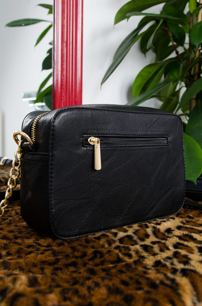 CZARNA TOREBKA TYPU KUFEREK NA ZŁOTYM ŁAŃCUSZKU