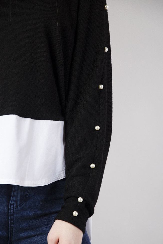 Czarny sweterek z dołem w postaci białej koszuli