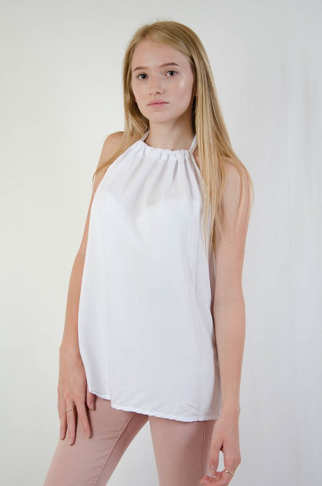 Biały luźny top z wiązaniem na szyi oraz odkrytymi plecami