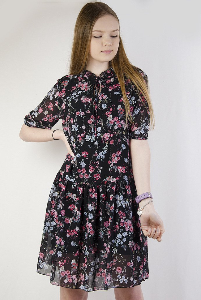 Zwiewna czarna sukienka w kwiaty z wiązaniem przy szyi