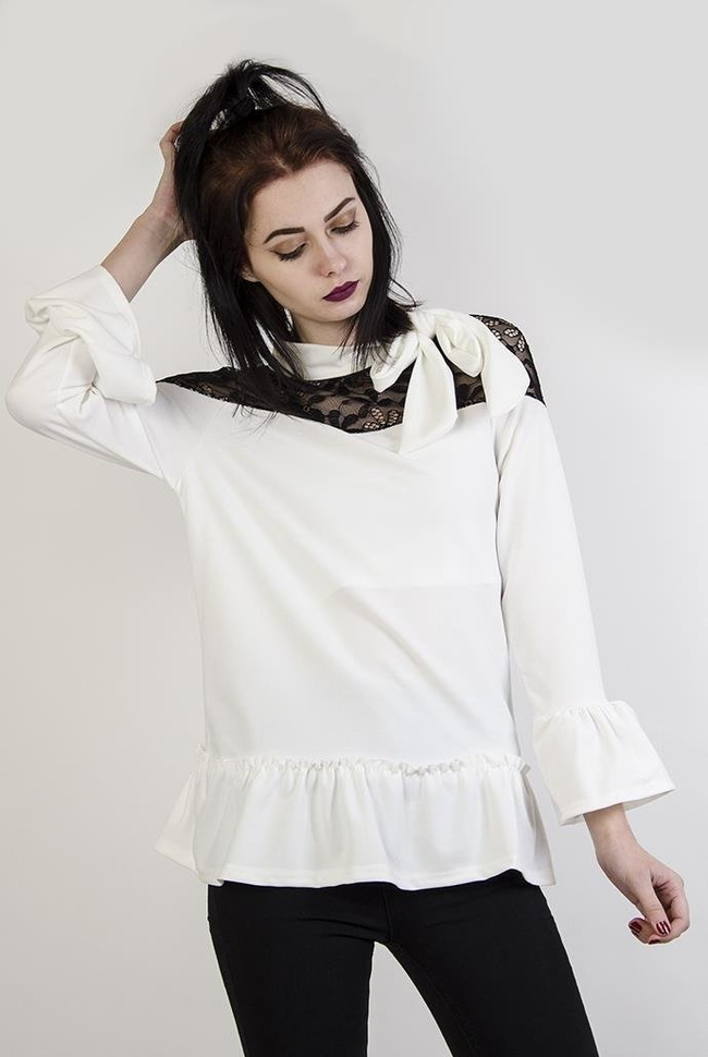 Biała bluzka z koronkową wstawką i kokardą