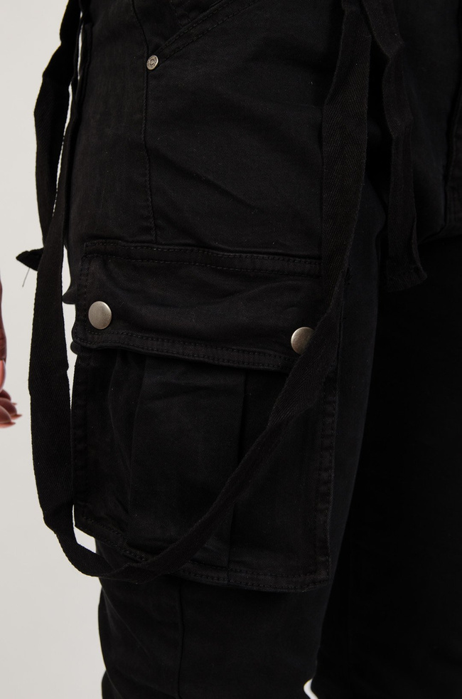 Czarne spodnie joggery z szelkami