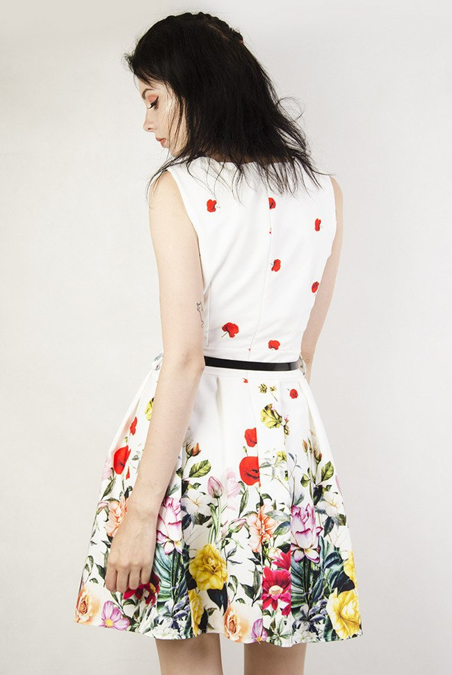 Biała sukienka w kolorowe kwiaty