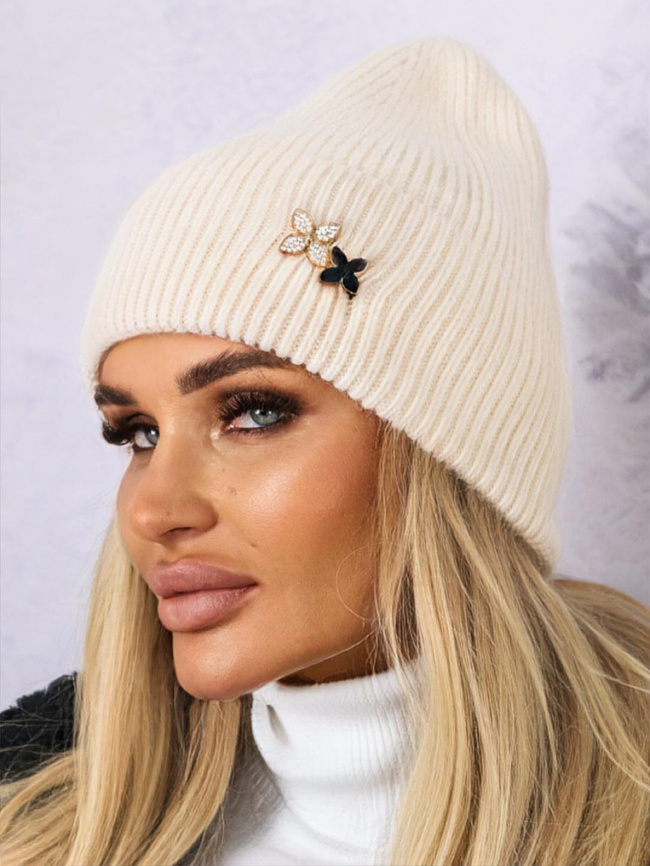 ZIMOWA CZAPKA Z BROSZKĄ W KWIATY- BEŻOWA