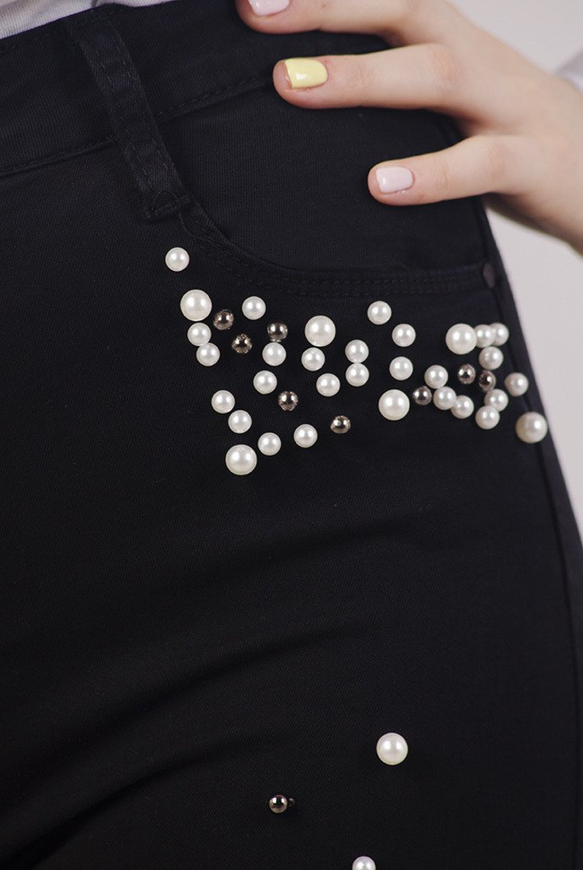 Czarne spodnie z przetarciami oraz koralikami