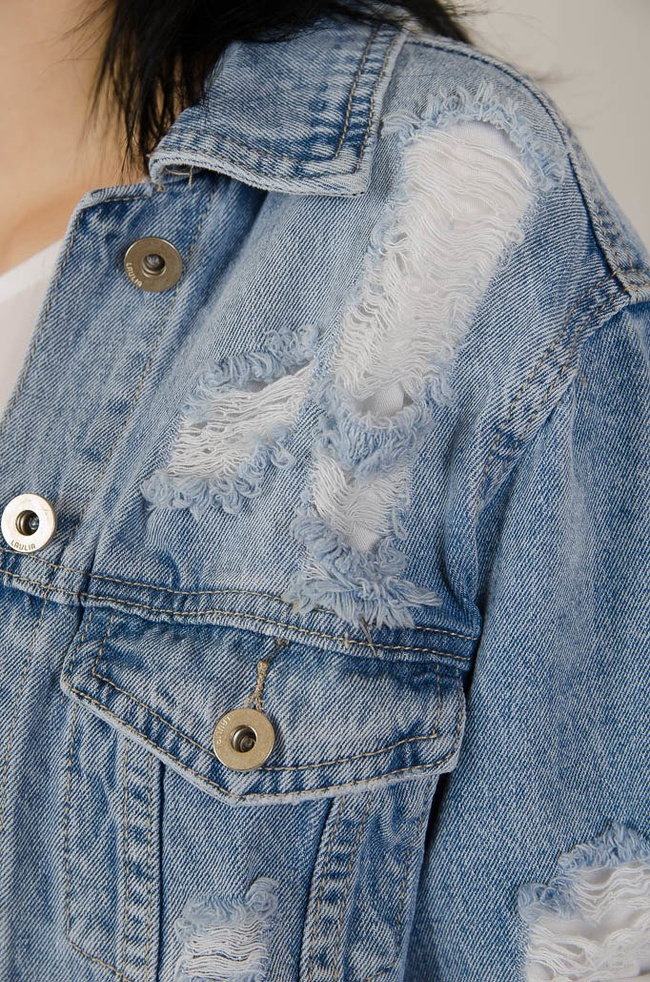 Kurtka jeansowa z licznymi przetarciami