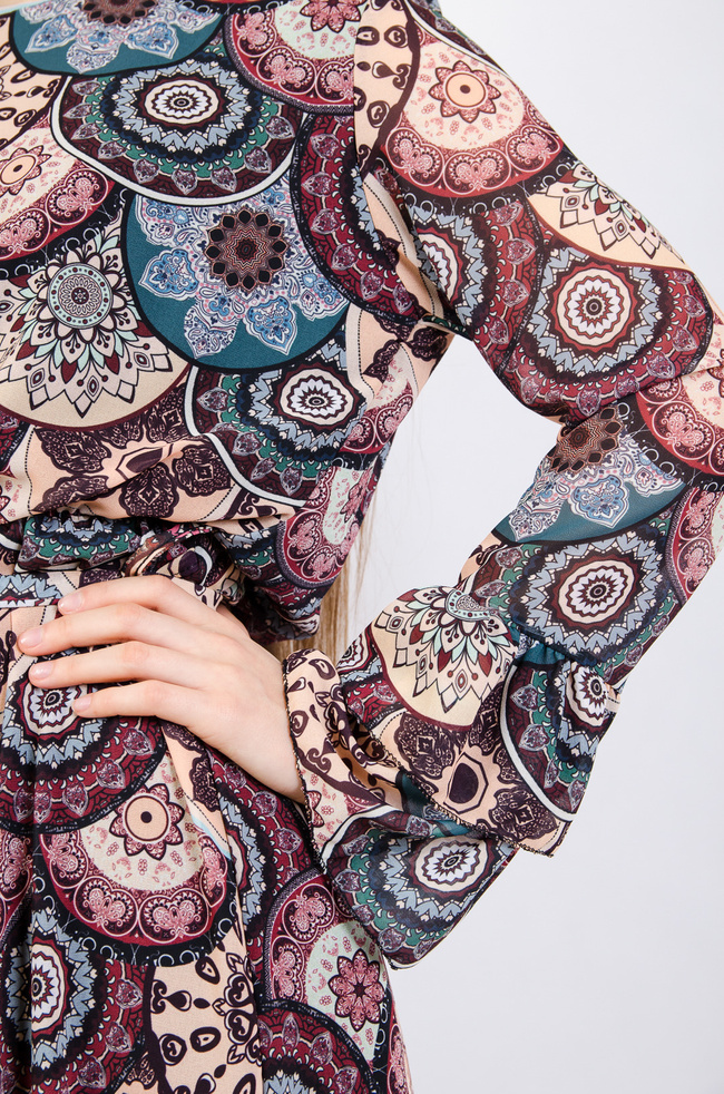 Wzorzysta sukienka z wiązaniem w pasie,falbaną na dole oraz rękawach