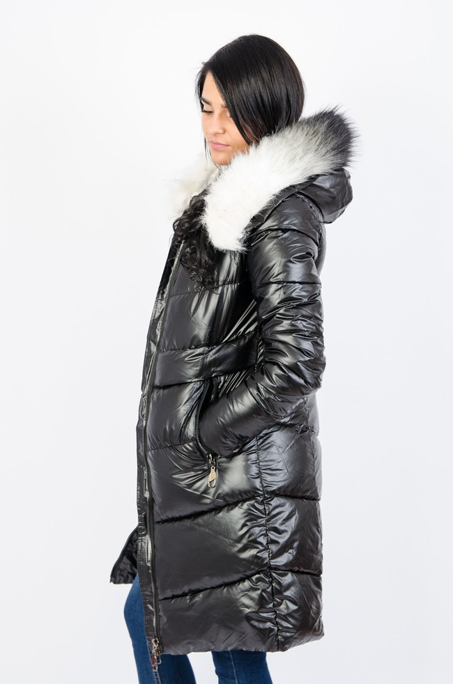 Czarny pikowany płaszcz z futerkiem przy kapturze