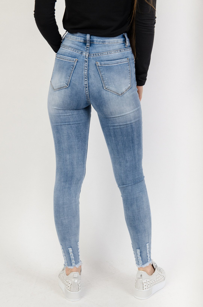 Jasne spodnie jeansowe z przetarciami