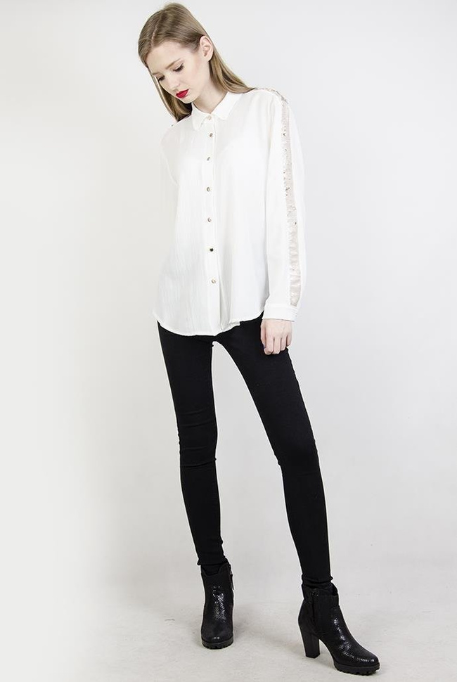 Biała koszula ze złotymi guzikami i cekinowymi paskami