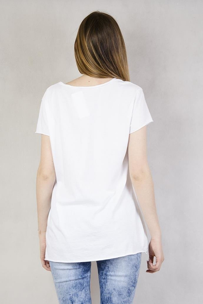 Biała bluzka z ozdobnymi perełkami