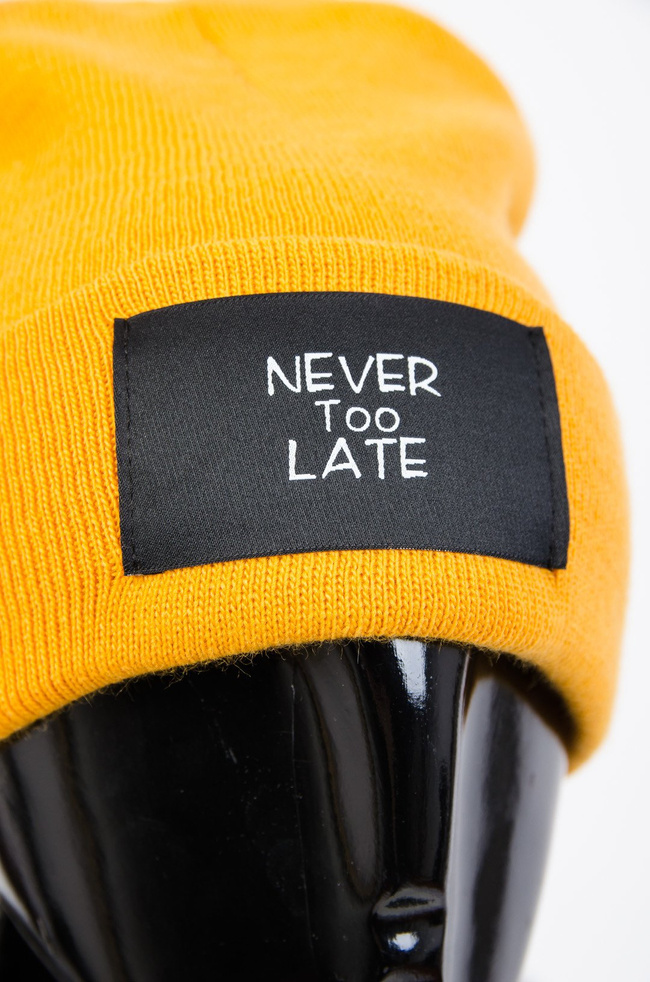 MUSZTARDOWA CZAPKA Z NAPISEM "NEVER TOO LATE"