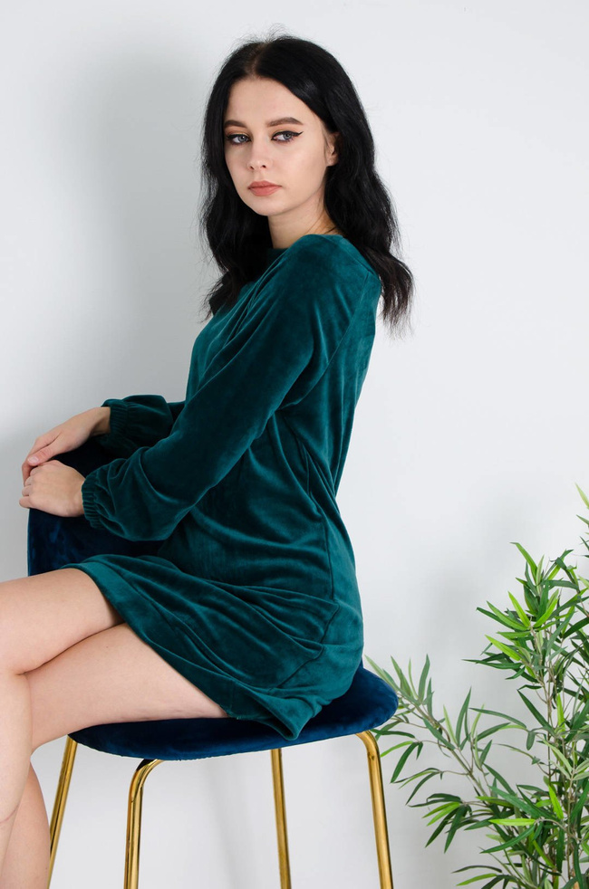 SZMARAGDOWA WELUROWA SUKIENKA Z FALBANĄ NA RAMIENIU 