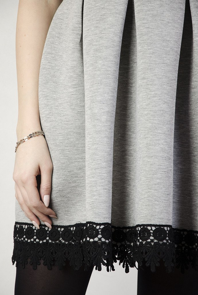 Czarno-szara sukienka z ażurowymi wstawkami