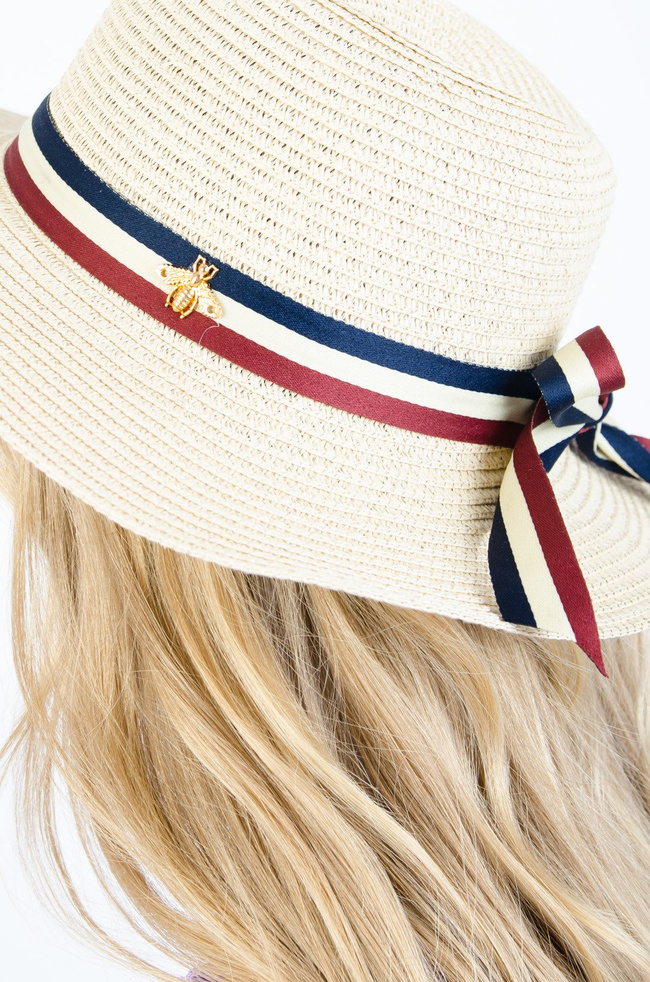 BEŻOWY SŁOMKOWY KAPELUSZ Z OZDOBNĄ WSTĄŻKĄ 