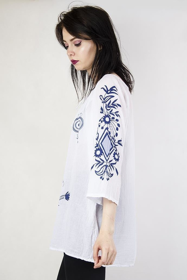 Biała bluzka w niebieskie wzory, z wiązaniem w dekolcie