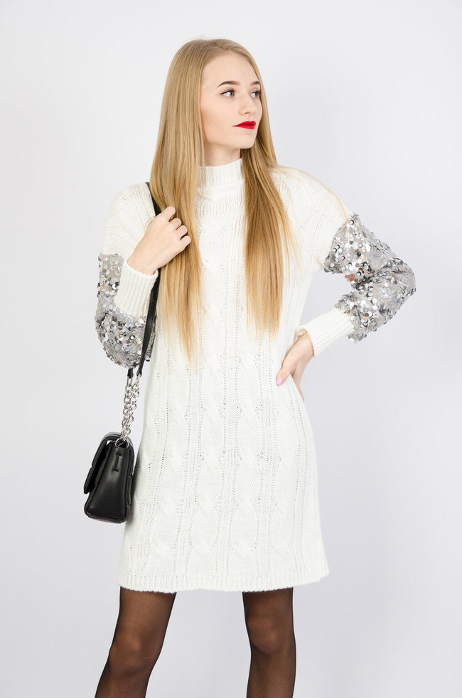 BIAŁA SWETERKOWA SUKIENKA Z CEKINOWYMI RĘKAWAMI
