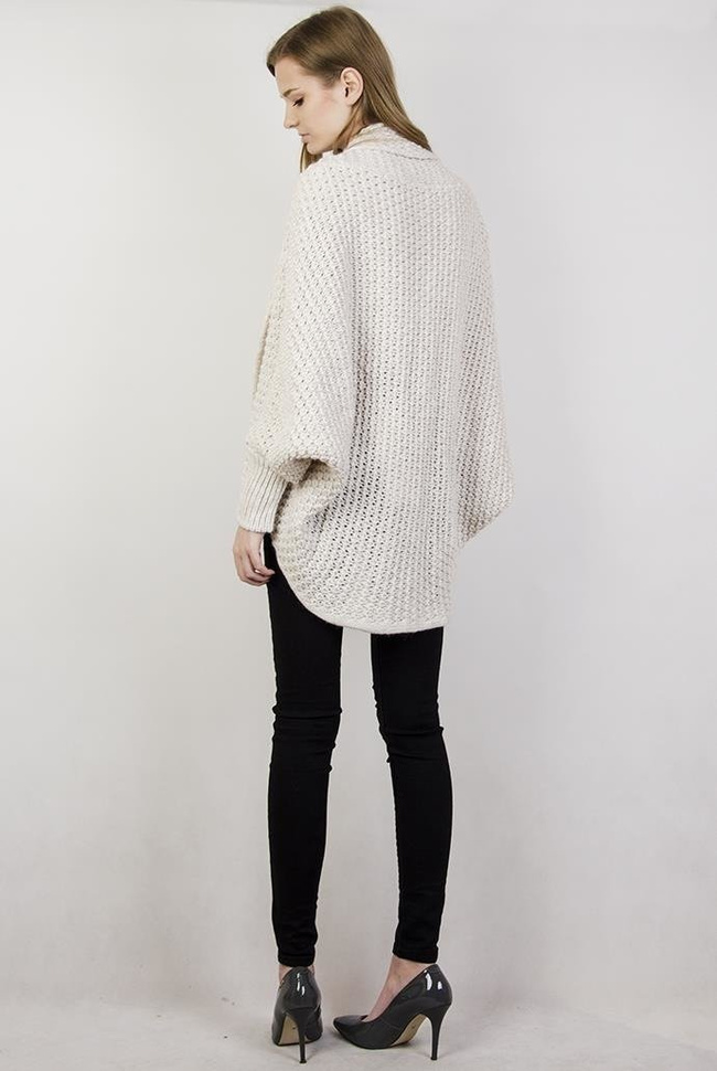 Beżowy kardigan typu "nietoperz"