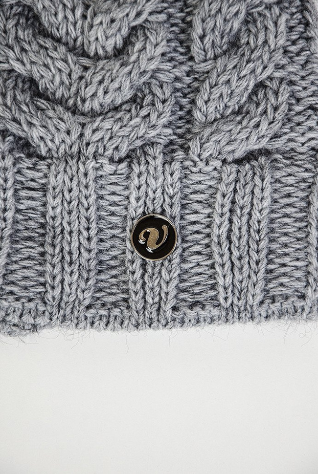 Jasnoszara czapka z pomponem, pleciona warkoczem