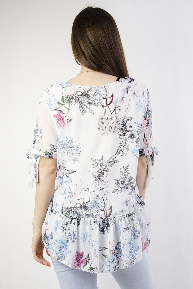Biała zwiewna bluzka w kwiaty