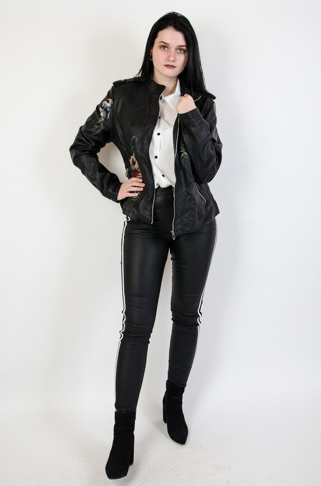 Czarna ramoneska z wyszywanym kwiatem