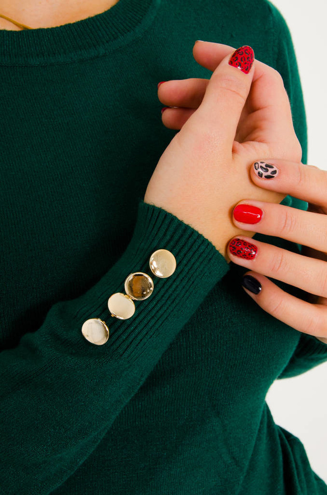 SWETER Z OZDOBNYMI GUZIKAMI- ZIELONY