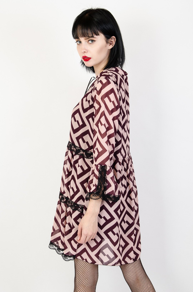 Sukienka w beżowo bordowe wzory wiązana przy szyi