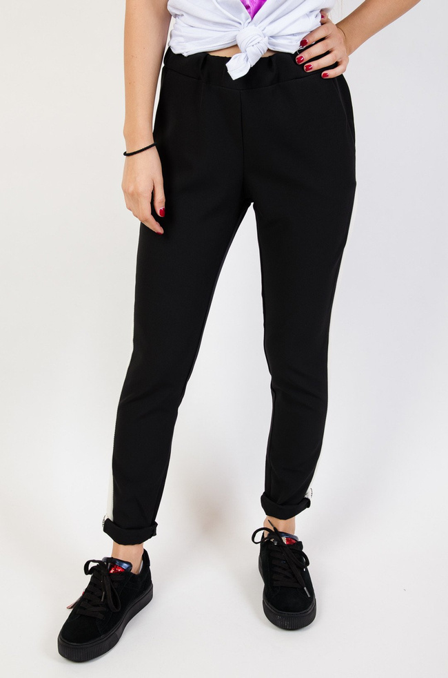 Czarne spodnie z białymi lampasami oraz gumką w pasie