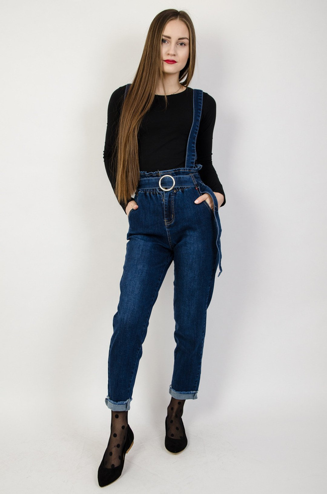 Ciemne spodnie jeansowe typu ogrodniczki z paskiem