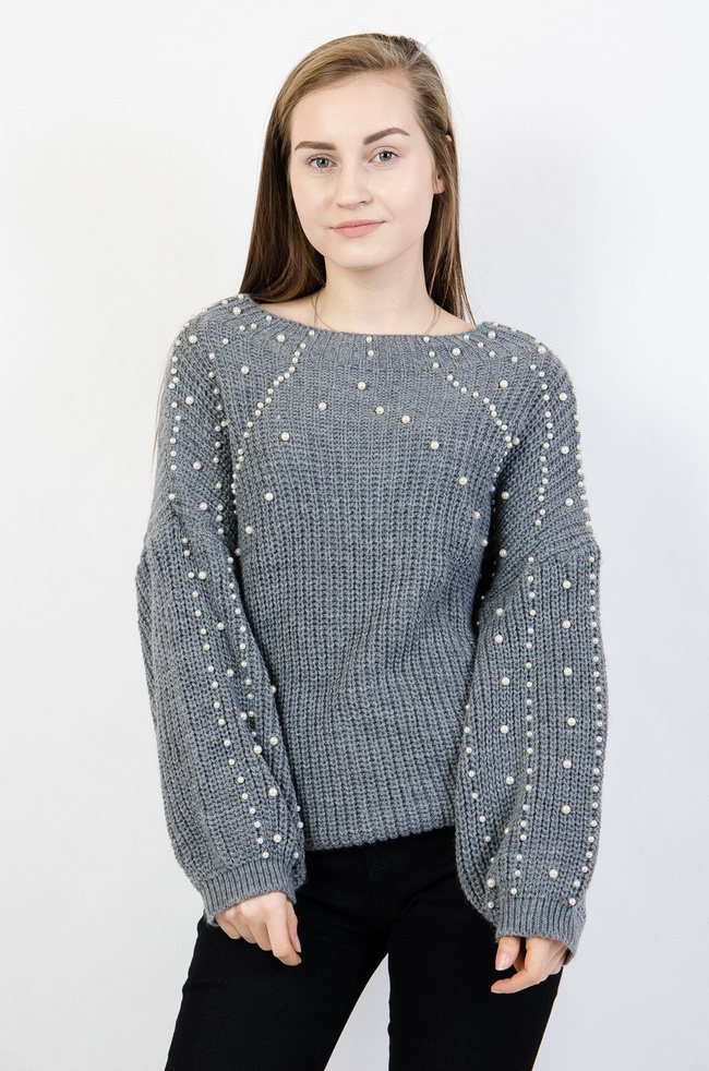 Szary sweter z szerokimi rękawami oraz doszytymi perełkami