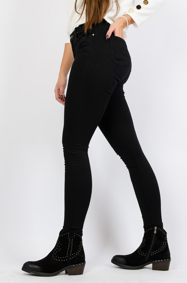 Czarne spodnie skiny z wysokim stanem