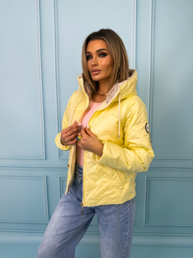 KURTKA PRZEJŚCIOWA Z KAPTUREM I NASZYWKĄ NA RĘKAWIE- ŻÓŁTA