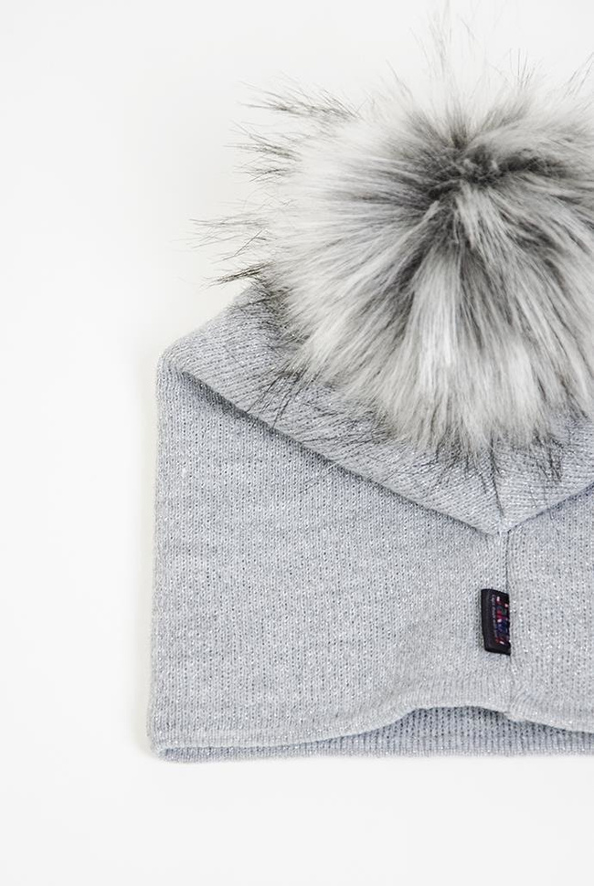 Szara czapka z wszywką z serduszkiem i pomponem