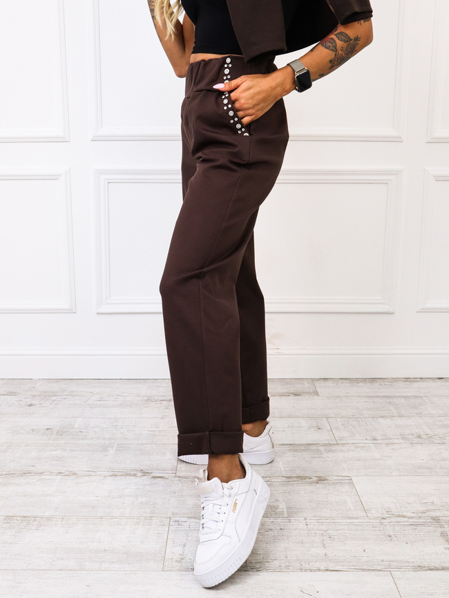 MATERIAŁOWE SPODNIE Z OZDOBNYMI CEKINAMI PRZY KIESZENIACH- CIEMNY BRĄZ