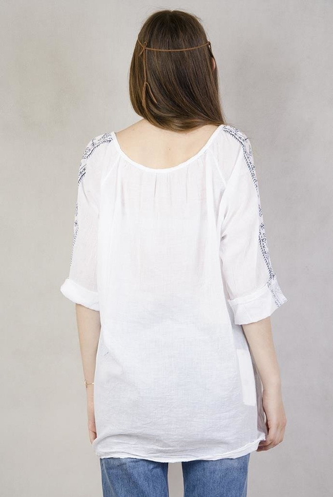 Biała bluzka w niebieskie wzory