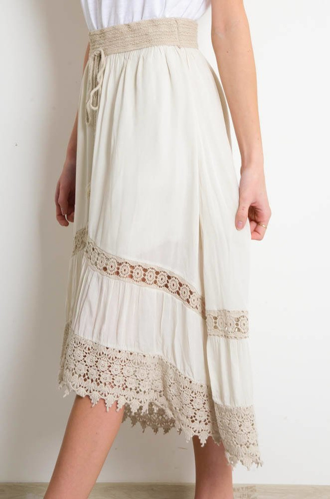 BEŻOWA SPÓDNICA MIDI Z GUMĄ W PASIE ORAZ AŻUROWYM WYKOŃCZENIEM