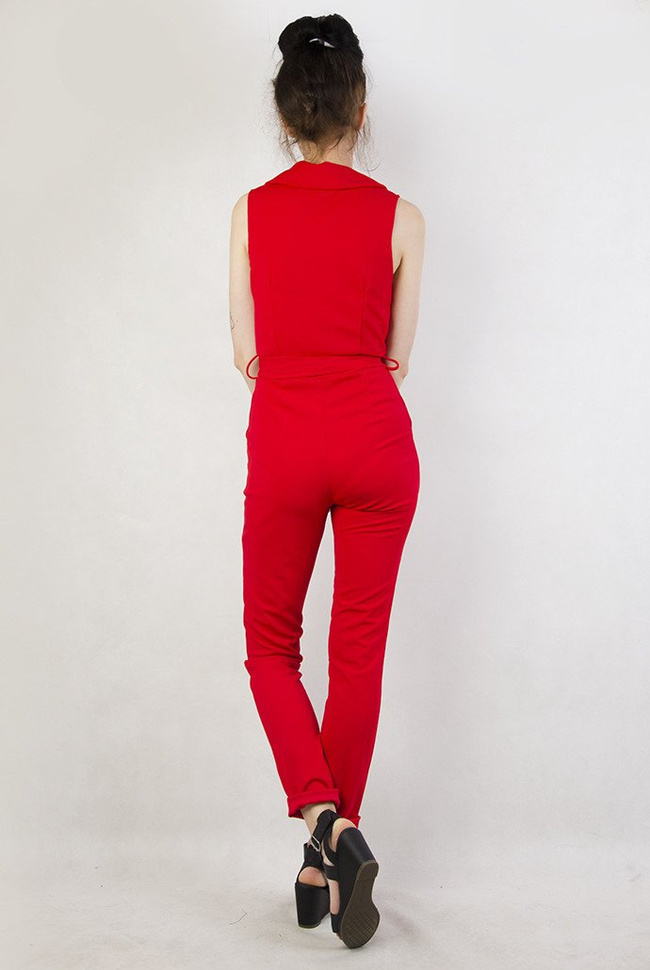 Czerwony kombinezon z zakładkami