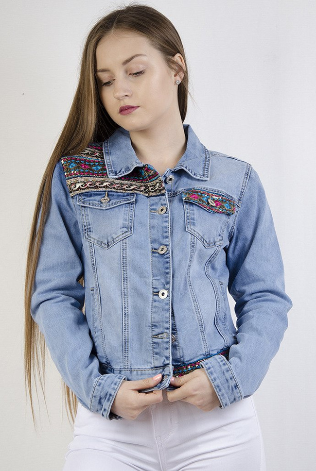 Kurtka jeansowa zdobiona przy kieszeniach i na dole