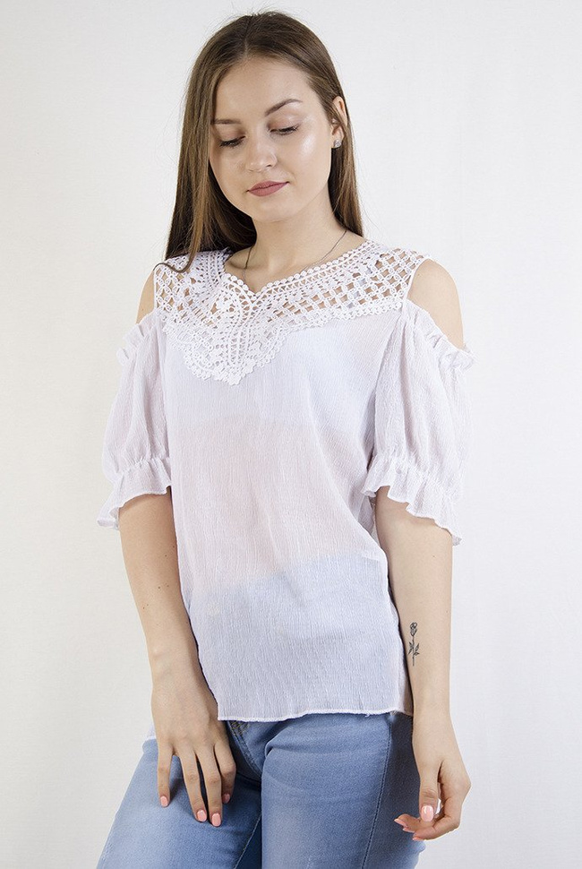 Biała bluzka z koronkowym dekoltem