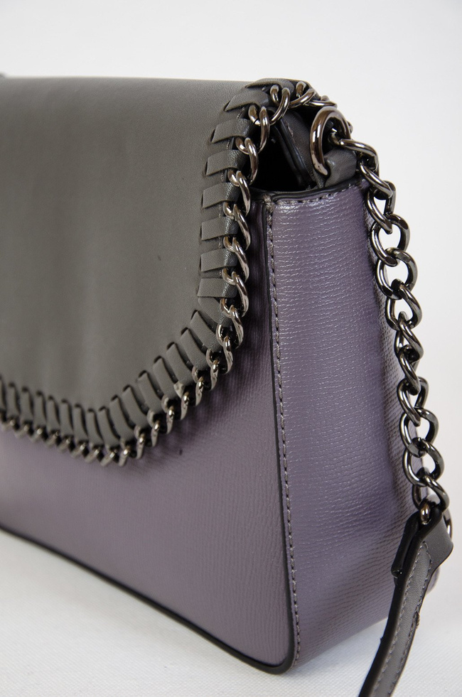 Szara mała torebka z klapką plecioną łańcuszkiem