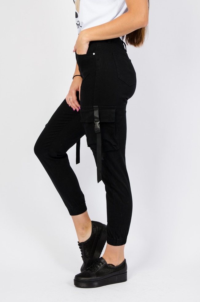 Czarne spodnie bojówki z paskami po bokach
