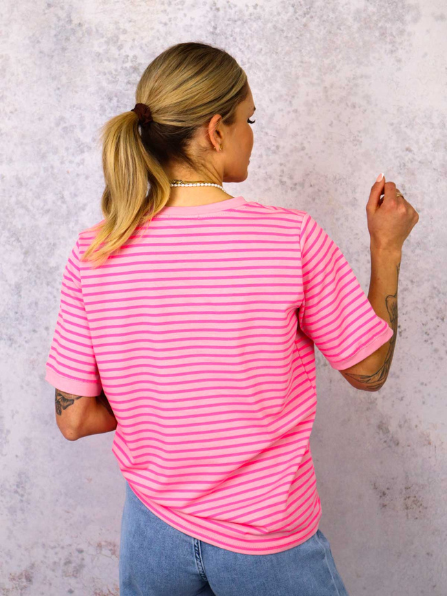 T-SHIRT OVERSIZE W PASKI- RÓŻOWO-FUKSJOWY