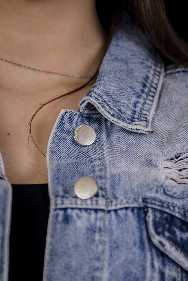 Kurtka jeansowa krótka z przetarciami oraz szarpaniami