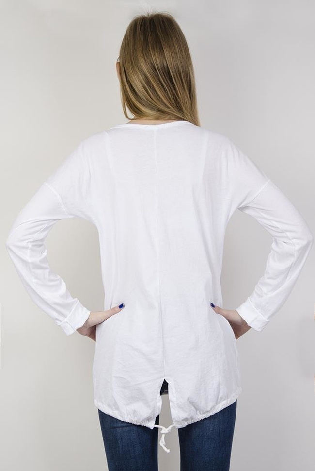 Biała bluzka z podwijanym rękawem oraz zdobioną kieszonką