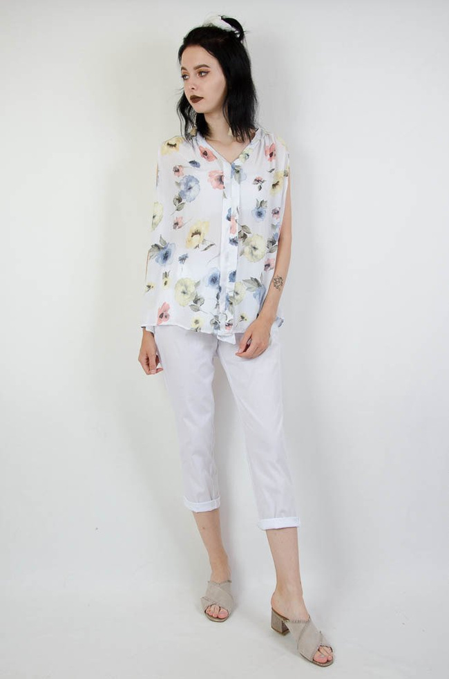 Biała bluzka w kwiatowy wzór z pionową zakładką