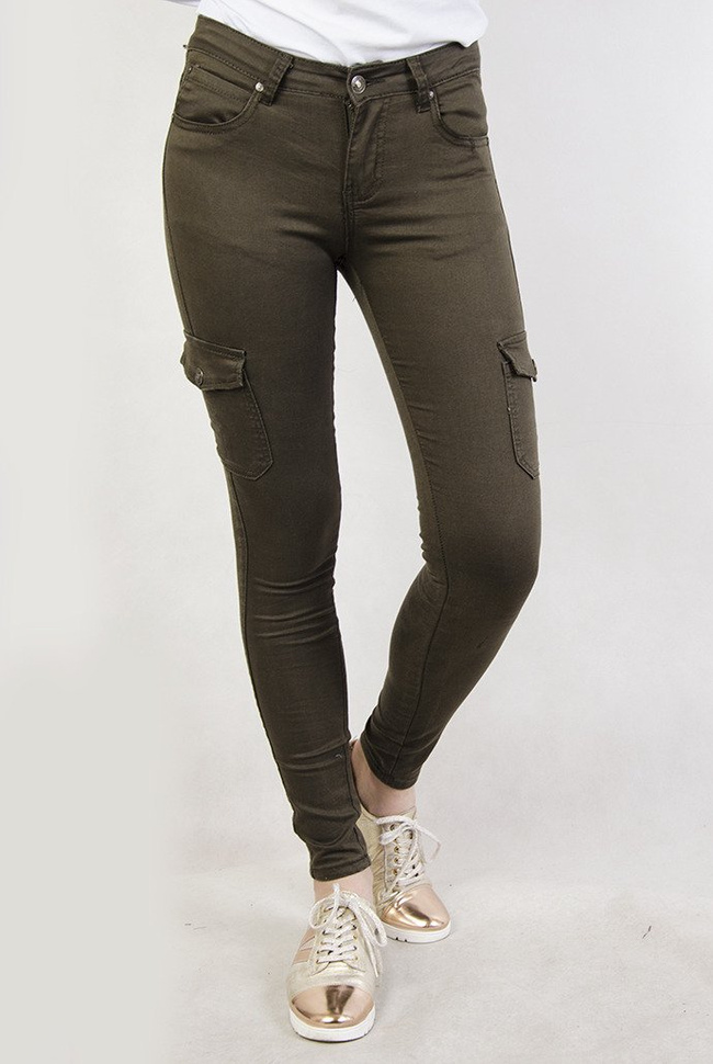 Khaki spodnie bojówki z kieszeniami po bokach