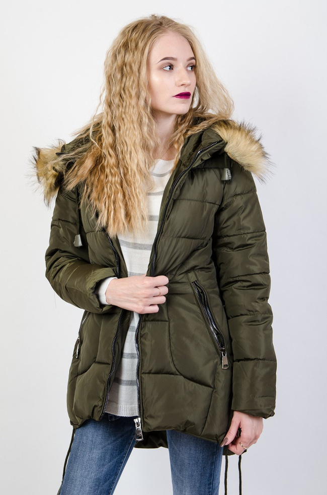 Zielona kurtka pikowana z rozcięciami po bokach