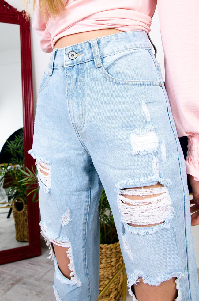 JASNE JEANSY MOM FIT Z DZIURAMI-WYSOKI STAN